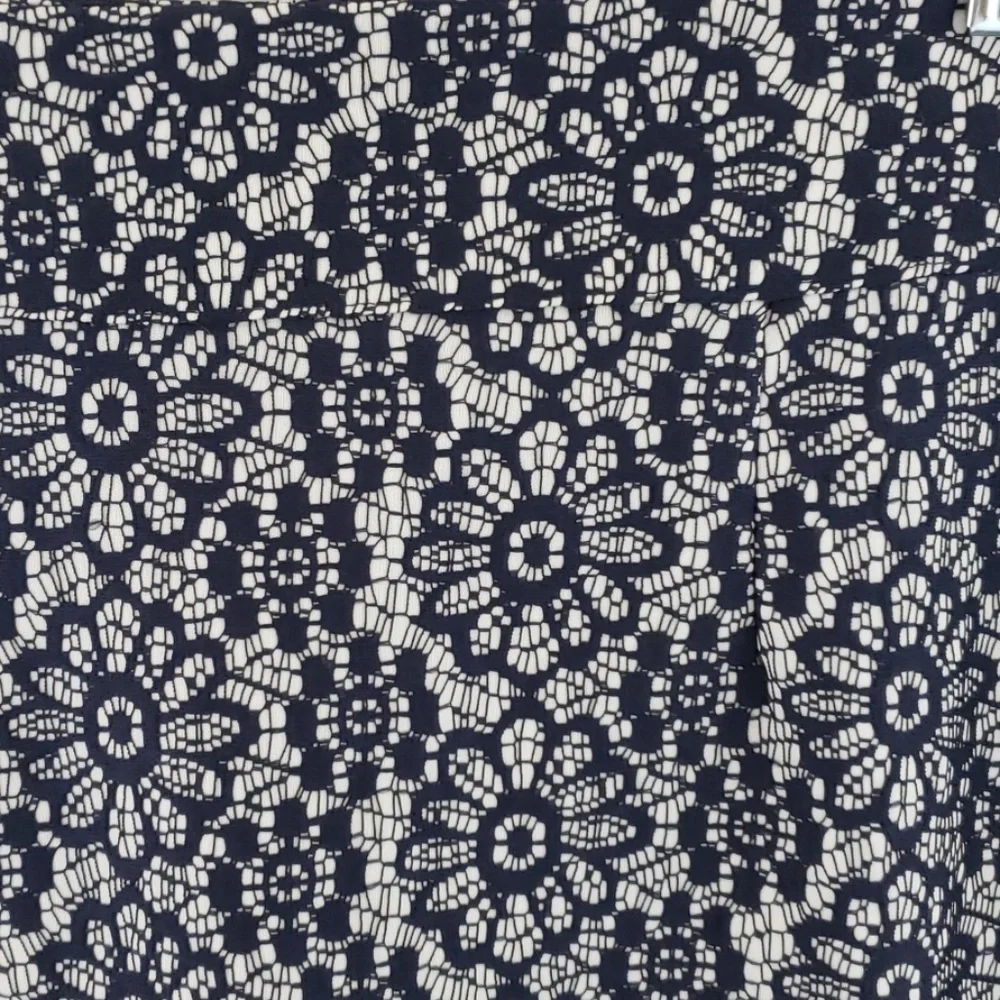 Banana Republic Lace Skirt Navy Floral Lace Pencil Skirt size 8 Career Wear